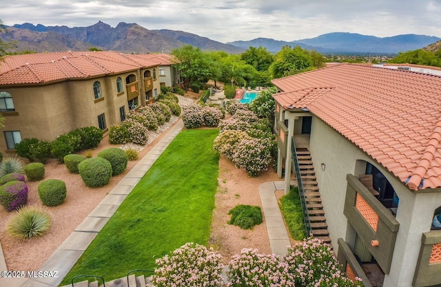 drone / aerial view featuring a mountain view