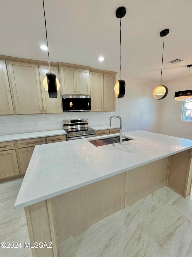 kitchen with pendant lighting, a kitchen island with sink, sink, light brown cabinetry, and stainless steel appliances