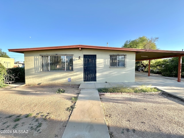 view of front facade with a carport