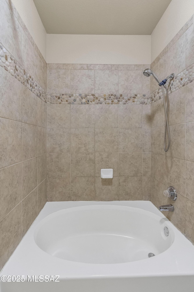 bathroom featuring tiled shower / bath