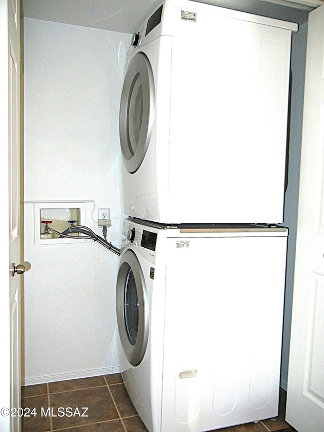 laundry room with stacked washer / drying machine