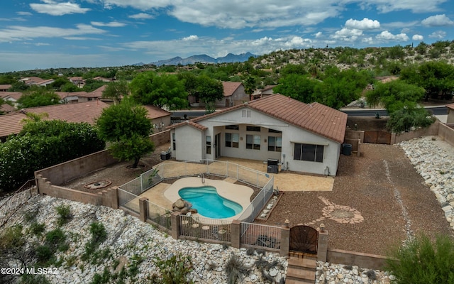 view of pool featuring a mountain view