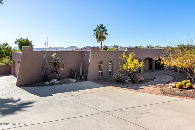 birds eye view of property featuring a mountain view