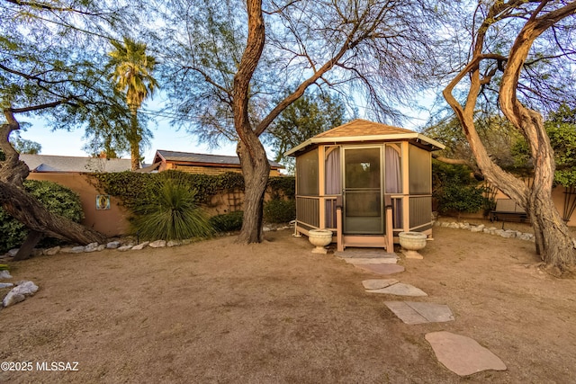 view of yard with an outdoor structure