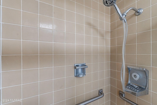 bathroom featuring tiled shower