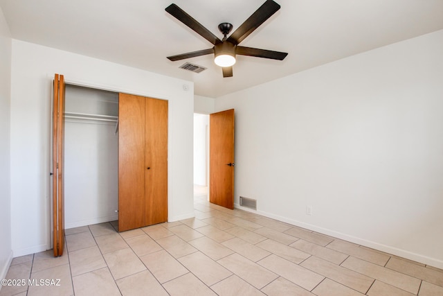 unfurnished bedroom featuring ceiling fan and a closet