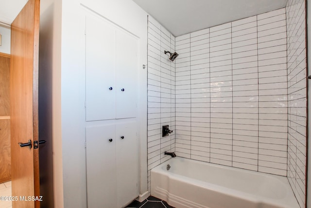 bathroom featuring tiled shower / bath