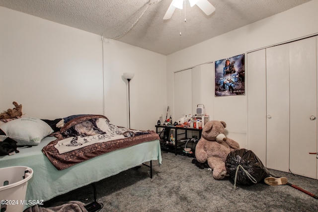 bedroom featuring carpet flooring, ceiling fan, and a textured ceiling