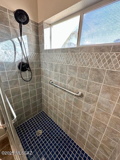 bathroom featuring a tile shower