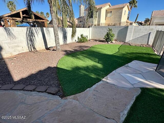 view of yard featuring a patio area