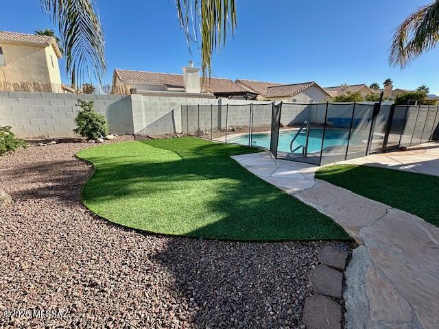 view of yard featuring a fenced in pool