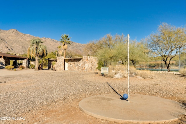 view of yard featuring a mountain view