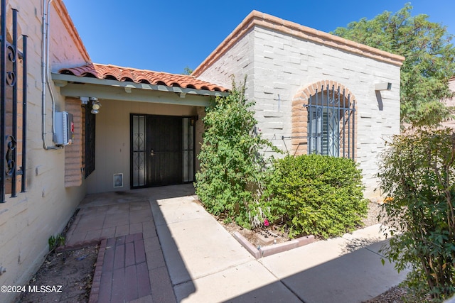 property entrance featuring a patio area