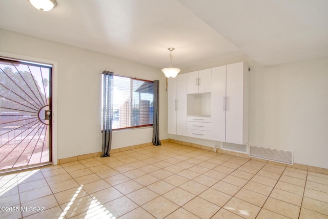 spare room featuring light tile patterned flooring