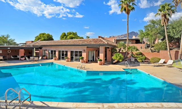 view of swimming pool featuring a patio