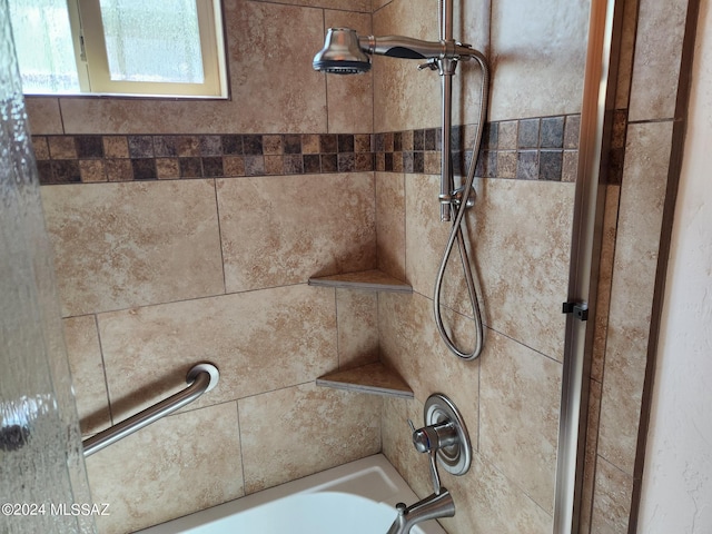 details featuring tiled shower / bath