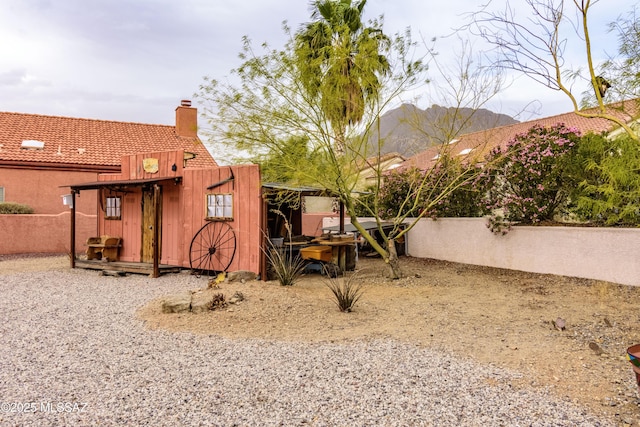 view of yard featuring a mountain view