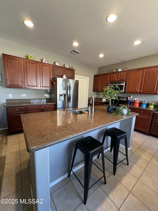 kitchen with visible vents, a breakfast bar, recessed lighting, a sink, and appliances with stainless steel finishes