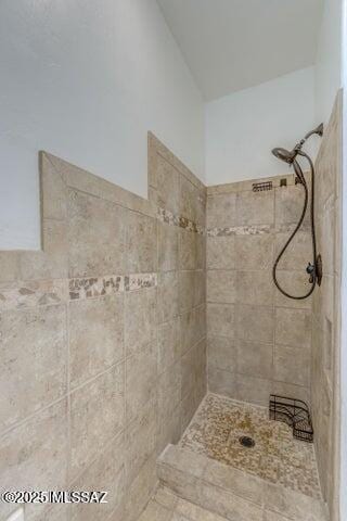 bathroom featuring a tile shower