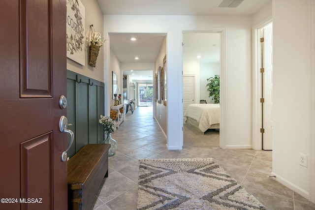 foyer featuring a barn door