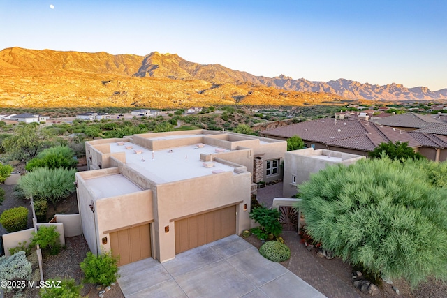 birds eye view of property featuring a mountain view