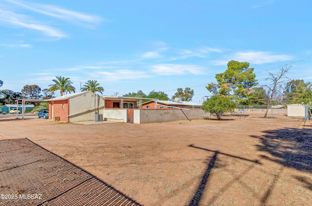 view of yard with an outdoor structure