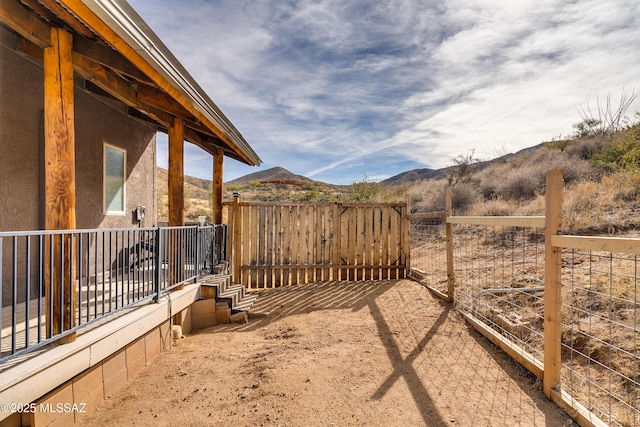 view of yard featuring a mountain view