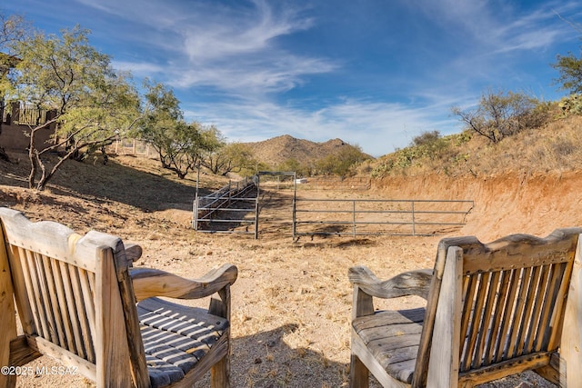 view of yard featuring a mountain view