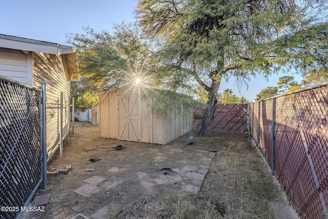 view of yard featuring a storage unit