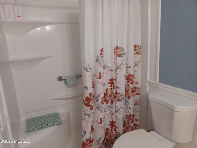 full bathroom featuring toilet and a shower with shower curtain