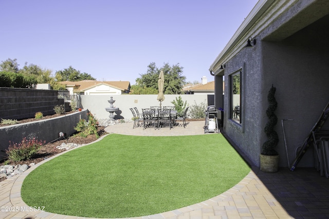 view of yard featuring a patio area