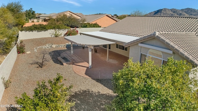 birds eye view of property featuring a mountain view