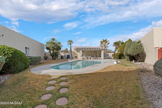 view of swimming pool featuring a yard