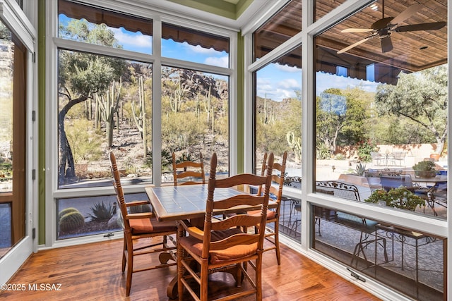 sunroom with ceiling fan