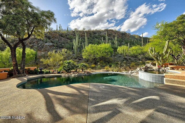 birds eye view of property featuring a mountain view