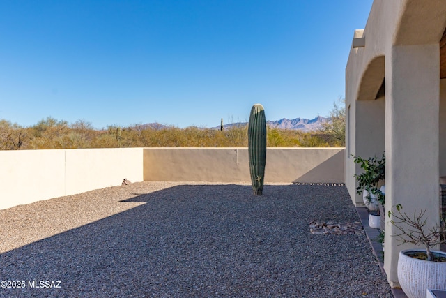 view of yard with a mountain view