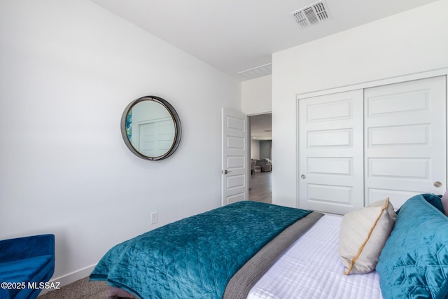 bedroom featuring carpet flooring and a closet