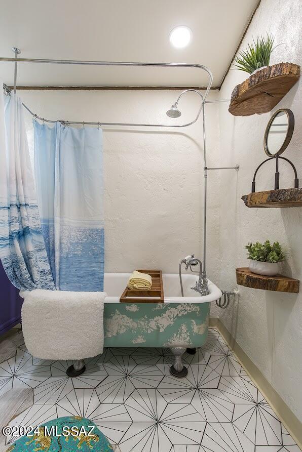 bathroom featuring shower / bath combo