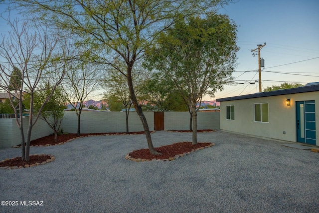 view of yard at dusk