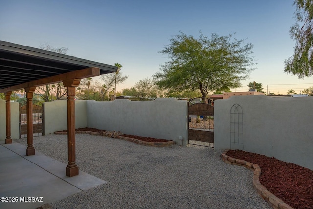 view of yard at dusk