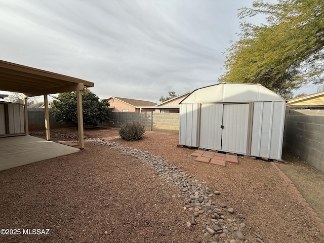 view of yard with a storage unit