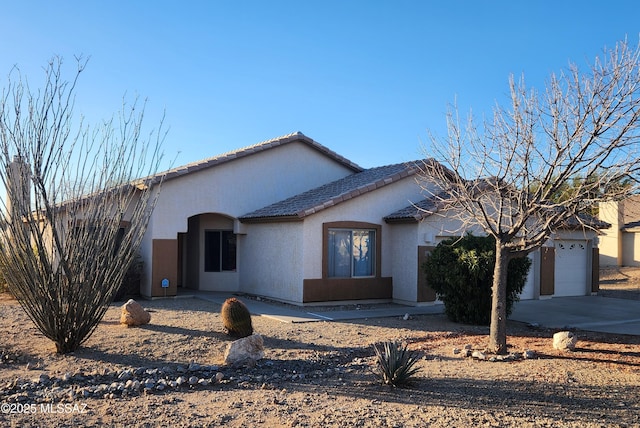 view of front facade featuring a garage