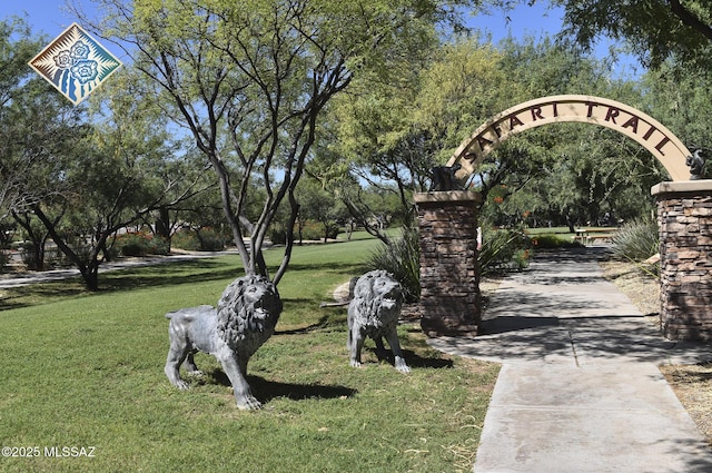 view of property's community featuring a lawn