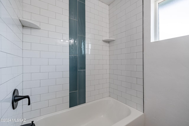 bathroom with tiled shower / bath combo