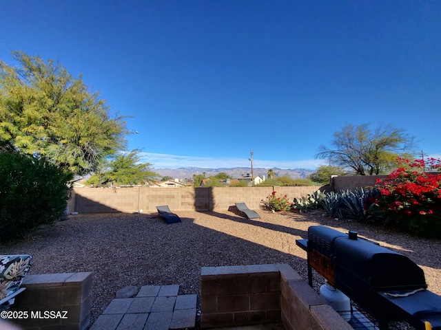 view of yard featuring a mountain view