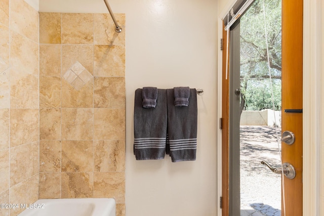 bathroom featuring tiled shower / bath combo