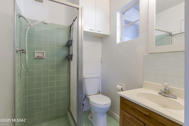 bathroom featuring decorative backsplash, toilet, an enclosed shower, and vanity