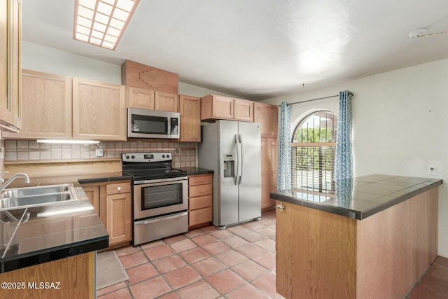 unfurnished room featuring ceiling fan