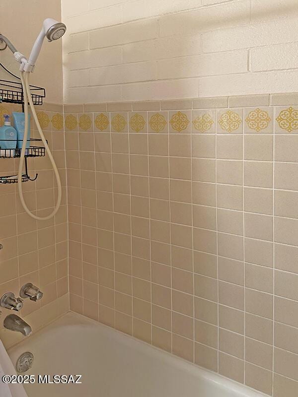 bathroom with tiled shower / bath combo