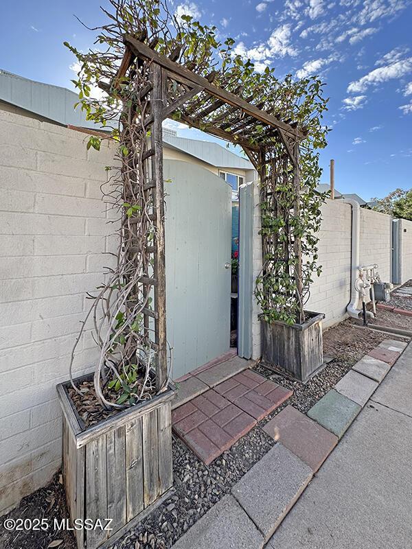 property entrance featuring a pergola